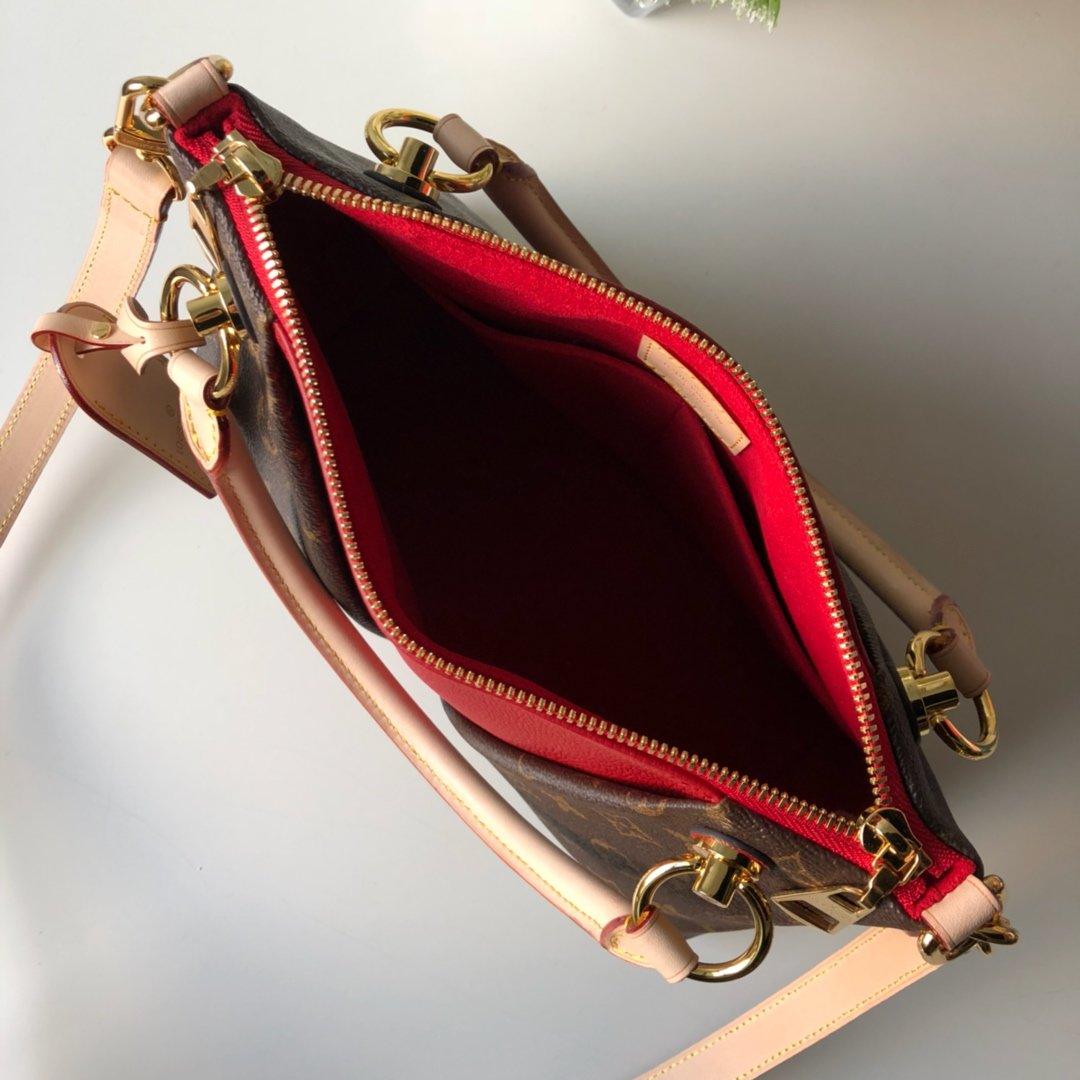 Louis Vuitton V TOTE MM - Image 9