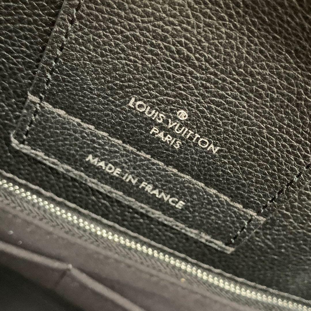 Louis Vuitton LOCKME DAY BAG - Image 3