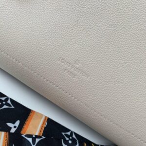 Louis Vuitton LOCKME DAY BAG - Image 3