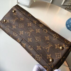 Louis Vuitton V TOTE MM - Image 4