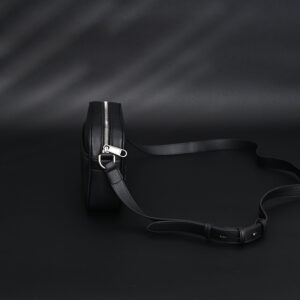 Gucci Black Leather Embossed Logo Belt Bag - Image 4