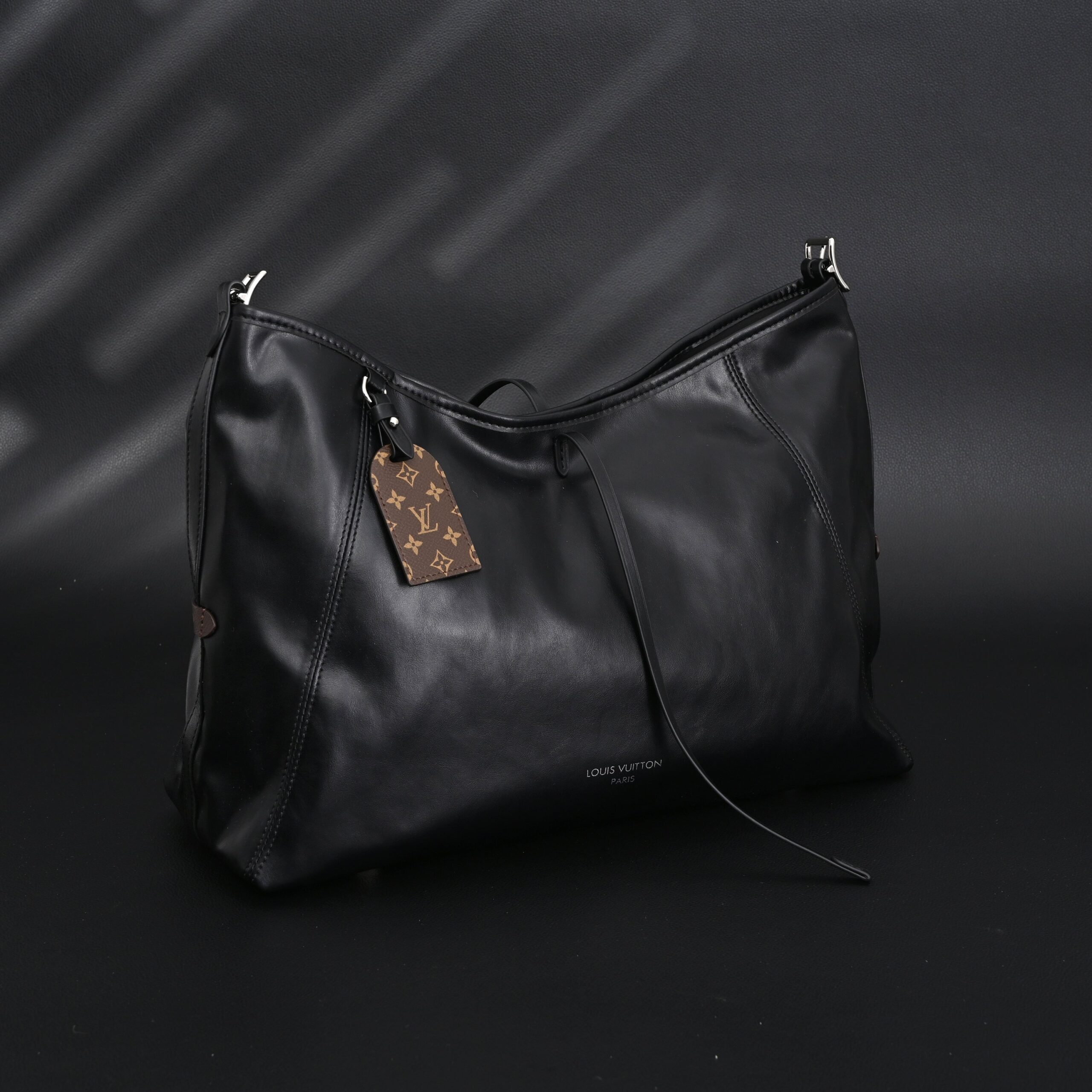 Louis Vuitton Black Mahina Leather Hobo Shoulder Bag - Image 2