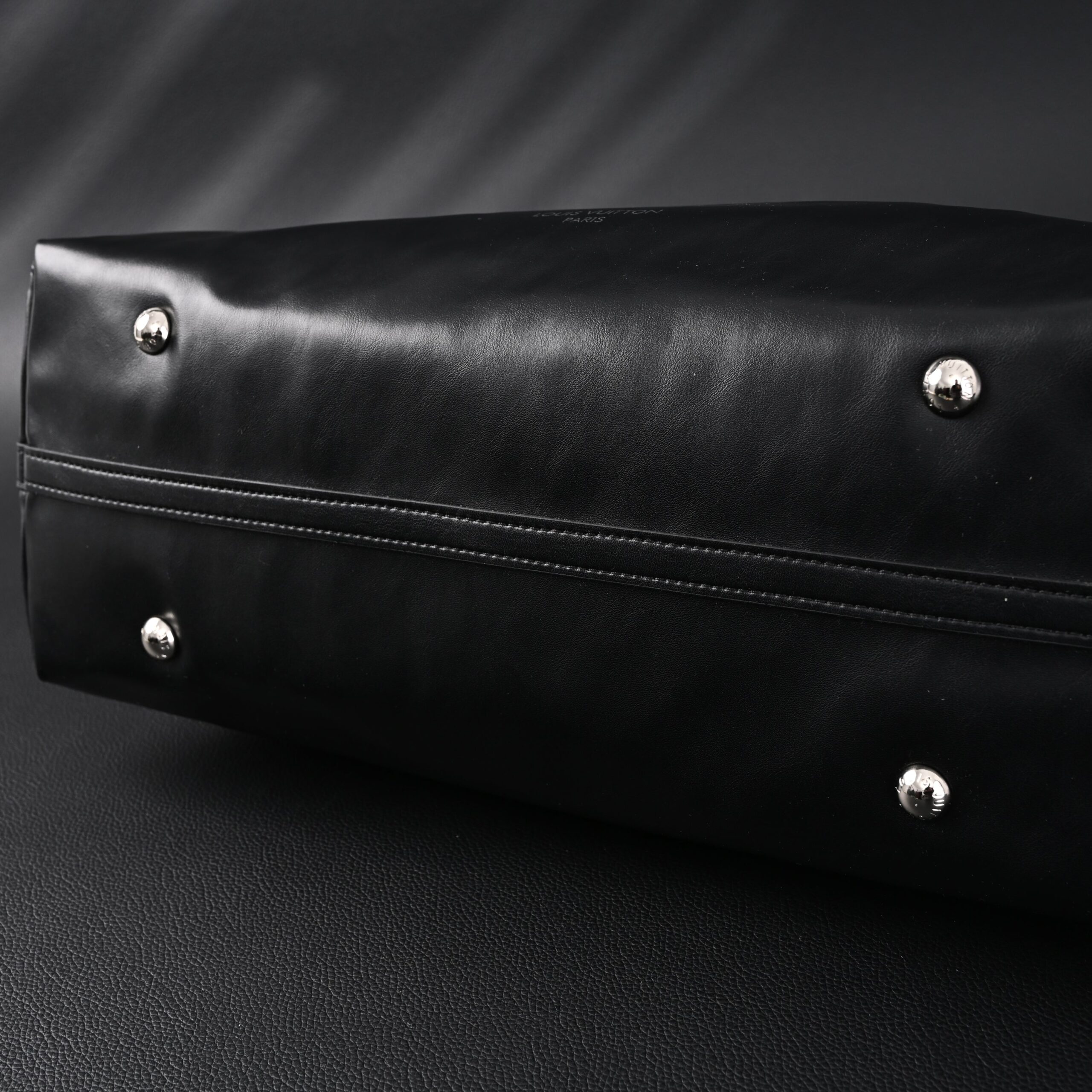Louis Vuitton Black Mahina Leather Hobo Shoulder Bag - Image 8