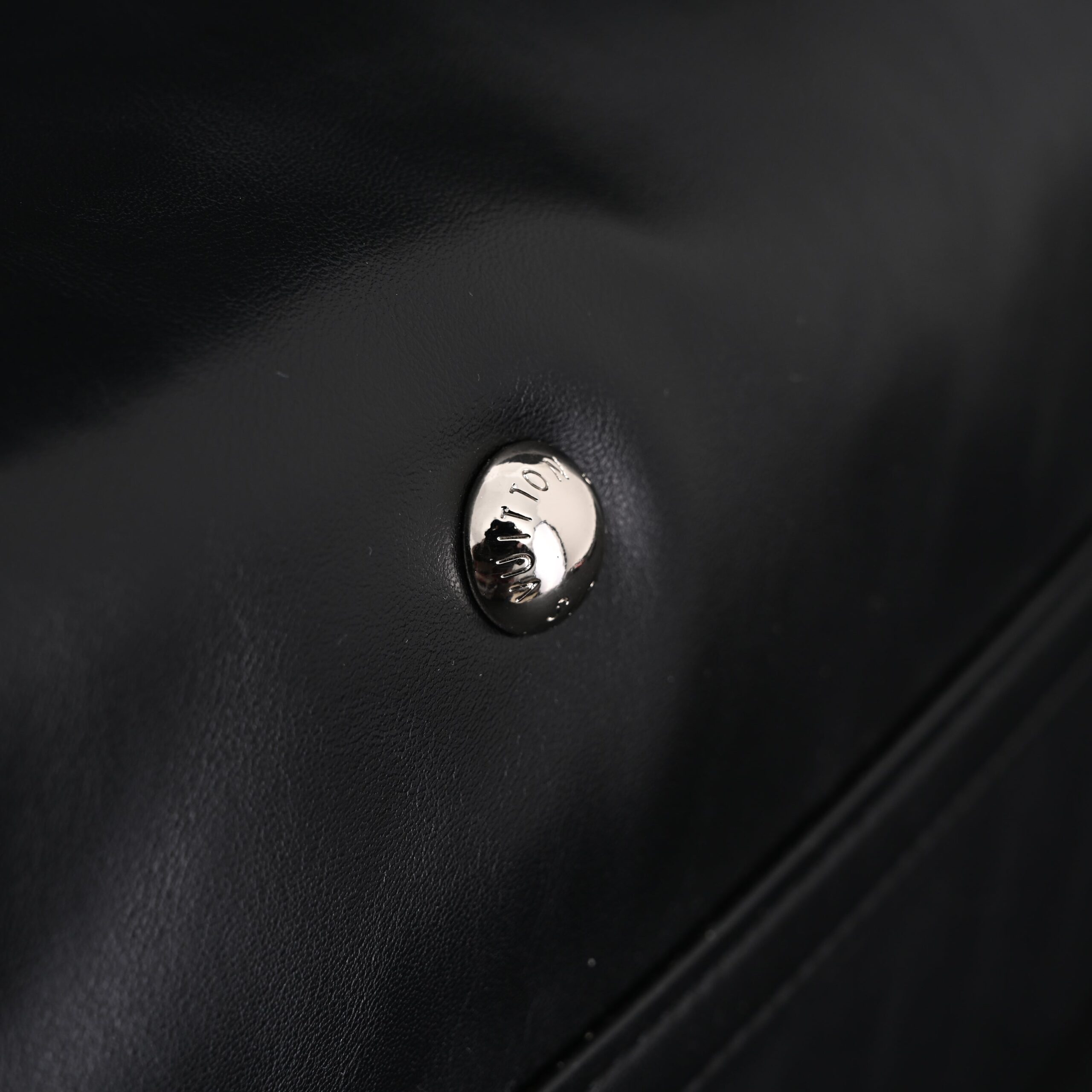 Louis Vuitton Black Mahina Leather Hobo Shoulder Bag - Image 9