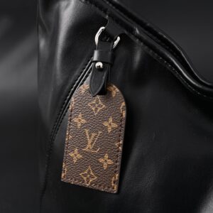 Louis Vuitton Black Mahina Leather Hobo Shoulder Bag - Image 12