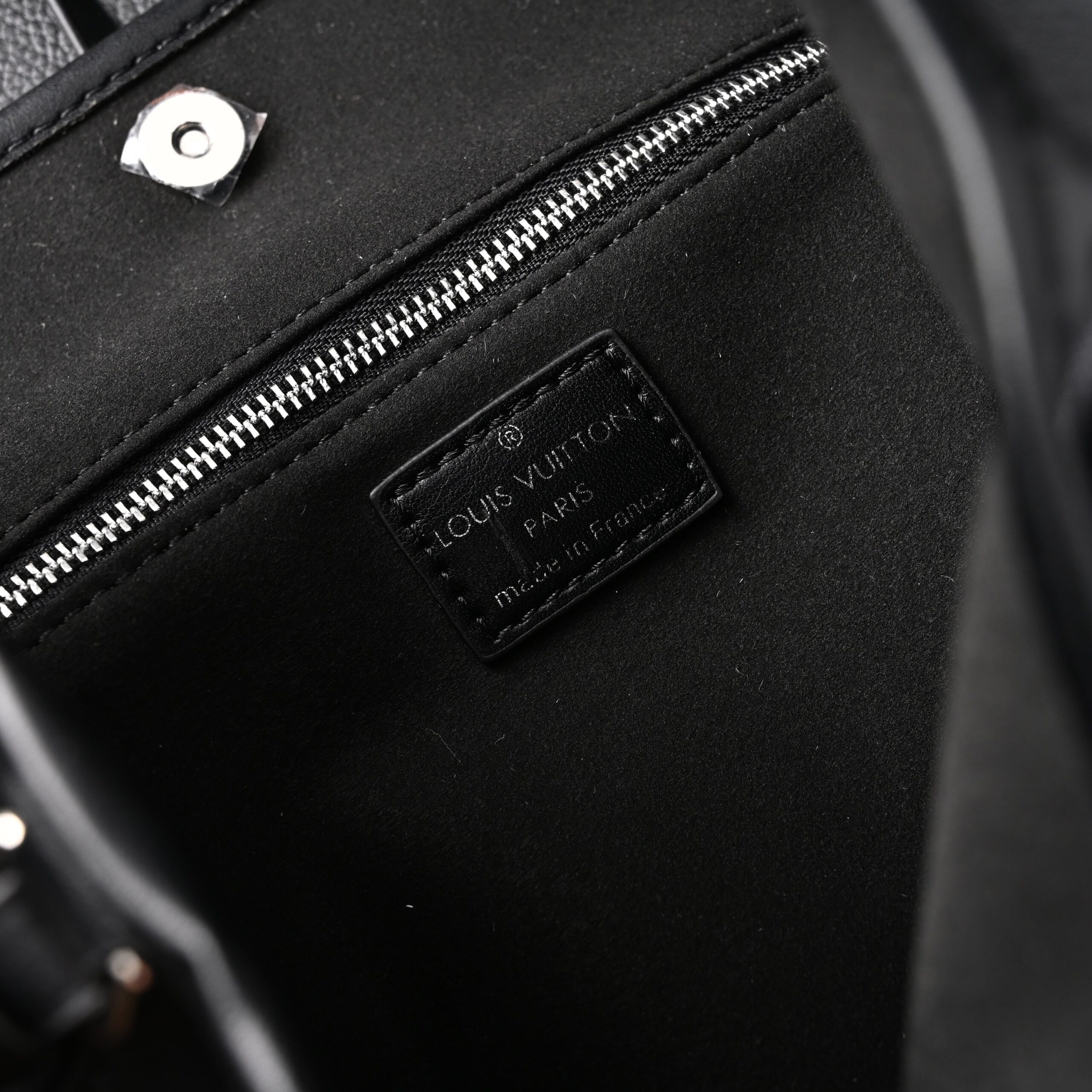 Louis Vuitton Black Mahina Leather Hobo Shoulder Bag - Image 19
