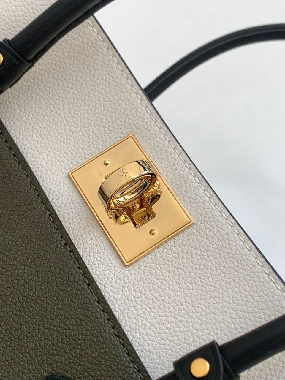 Louis Vuitton ON MY SIDE MM - Image 4