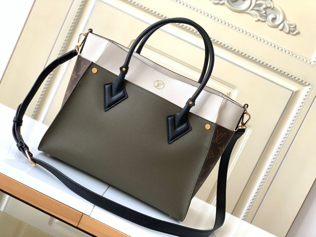 Louis Vuitton ON MY SIDE MM - Image 5