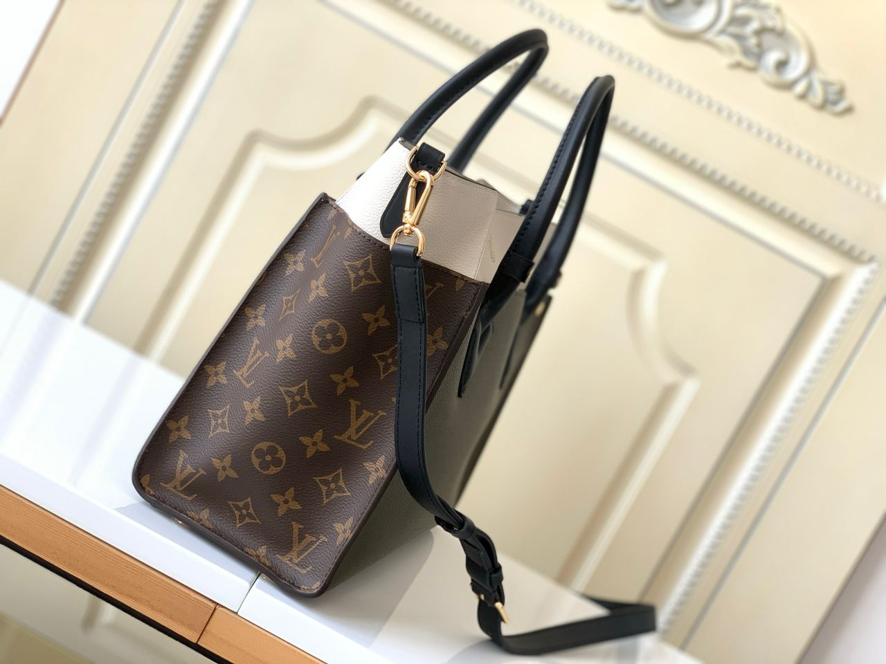 Louis Vuitton ON MY SIDE MM - Image 6