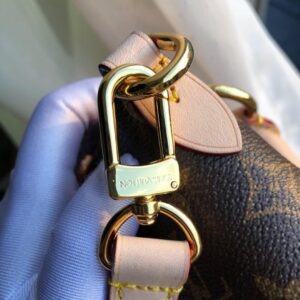Louis Vuitton V TOTE MM - Image 6