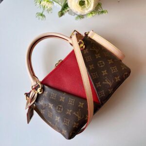 Louis Vuitton V TOTE MM - Image 7